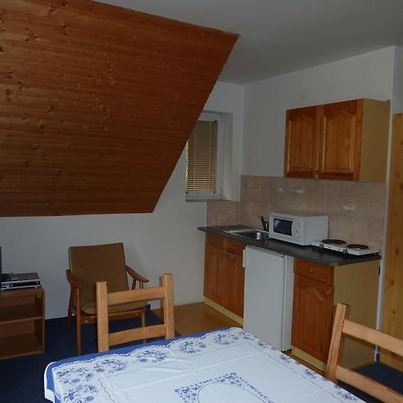 Niky Hotell Josefŭv Dŭl Rum bild